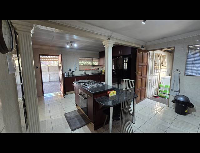 3 BEDROOM FREEHOLD FOR SALE IN MAYBERRY PARK